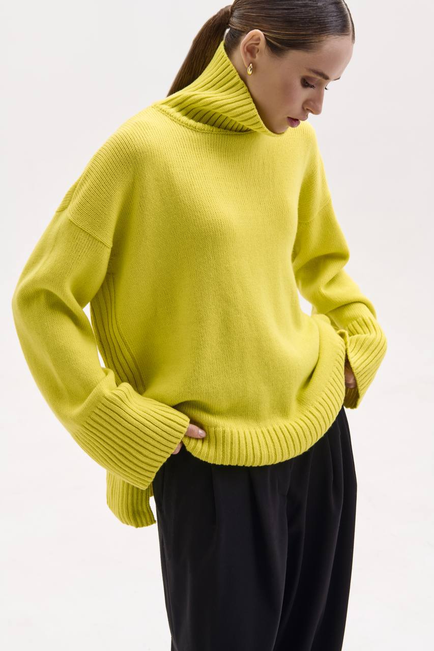Voluminous basic merino wool sweater
