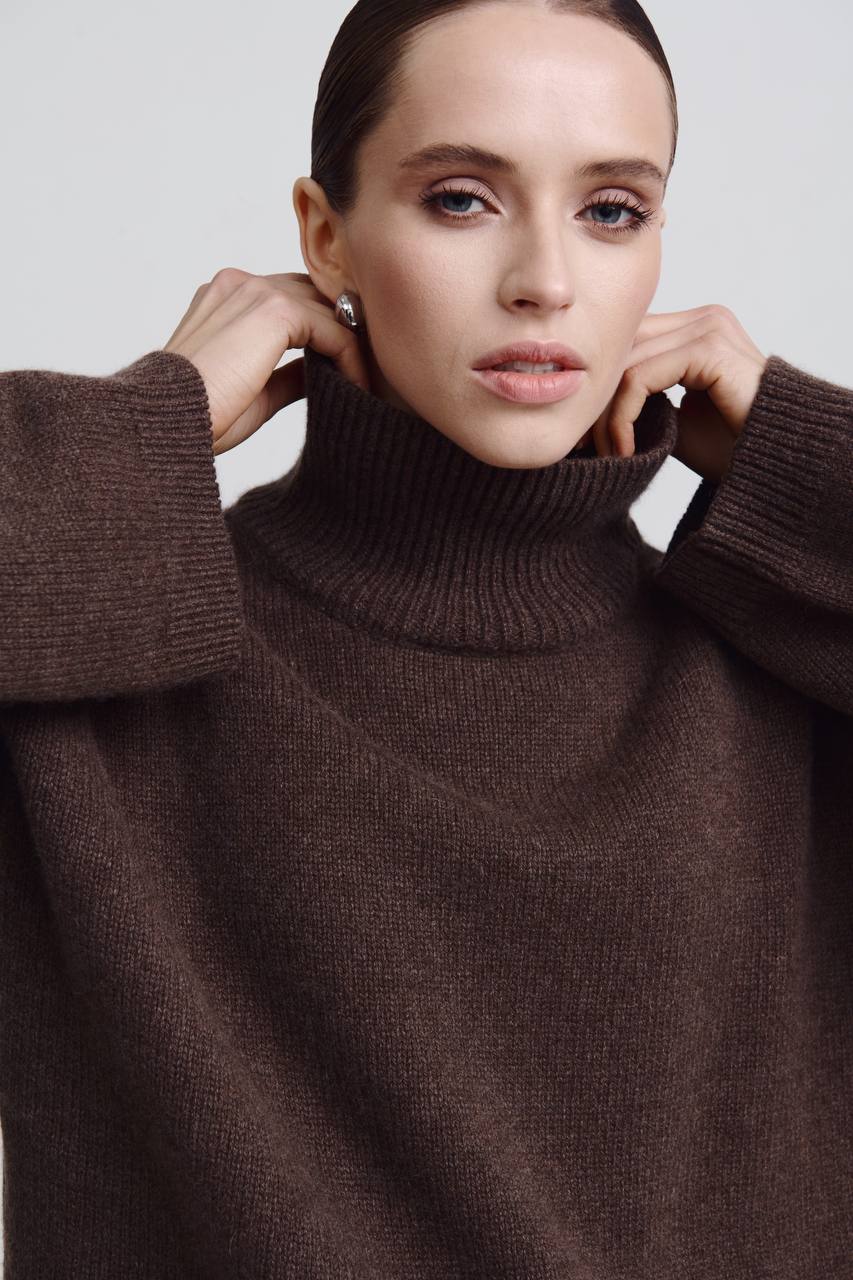 Ivory high neck sweater in merino wool and cashmere