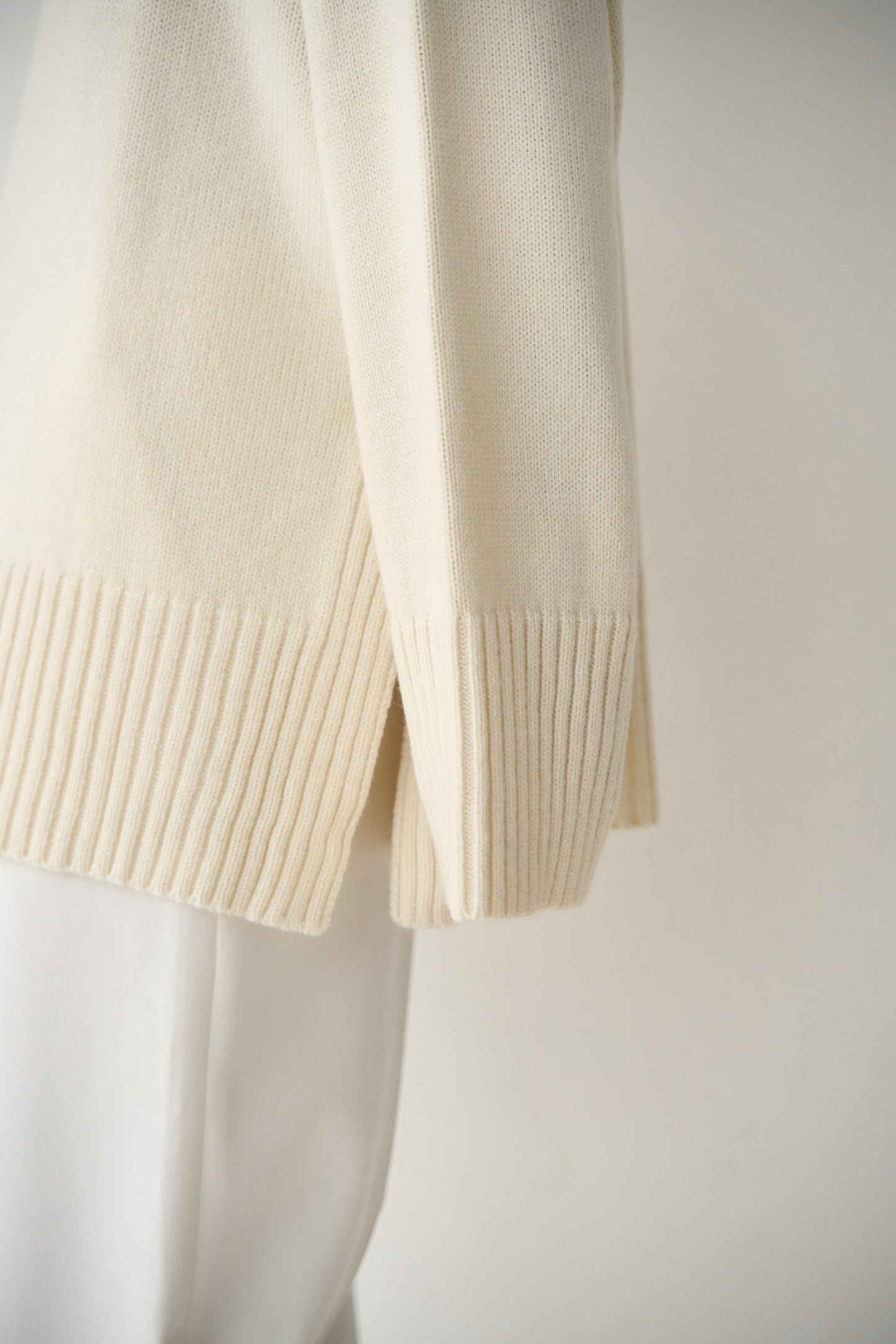 Voluminous basic merino wool sweater