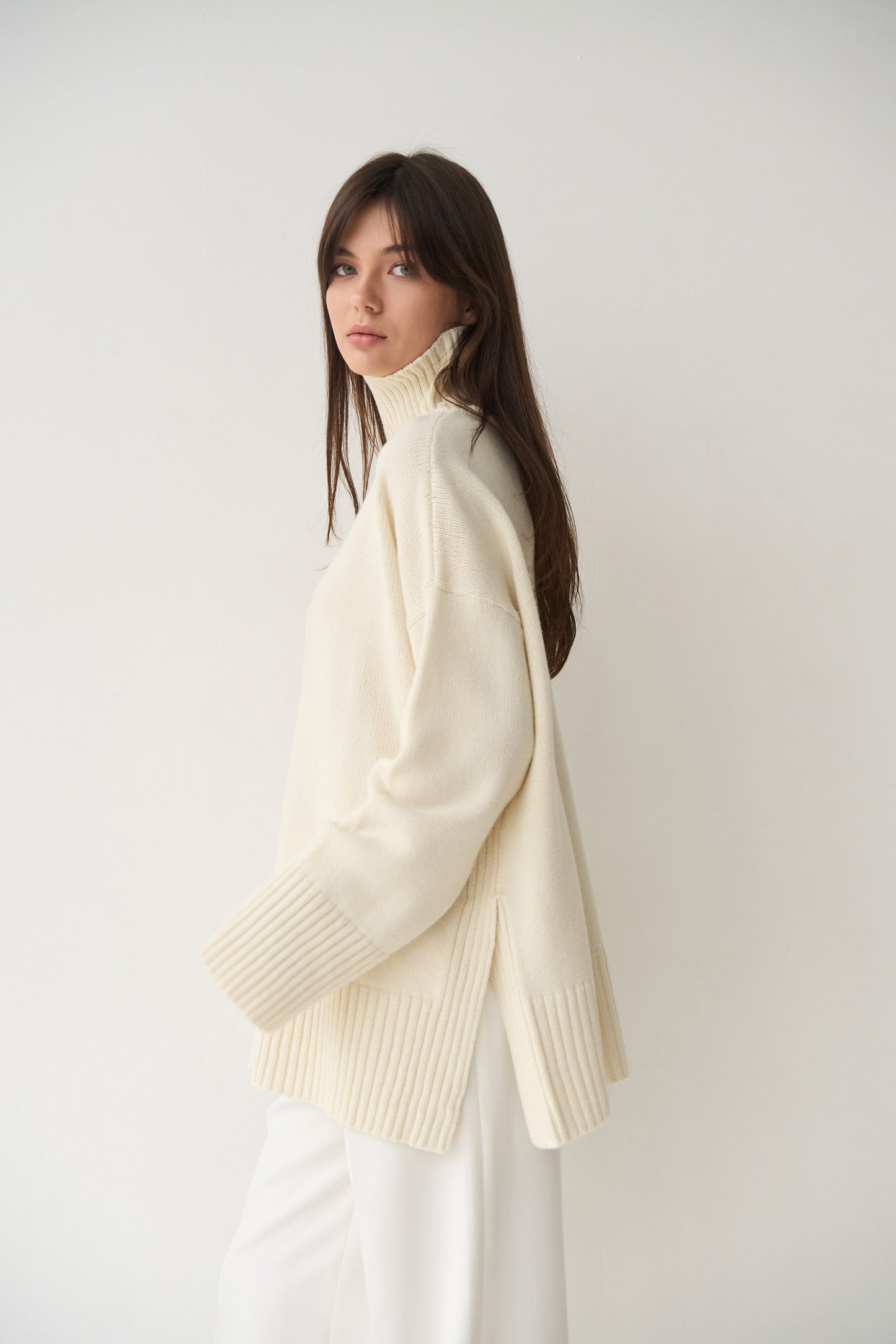 Voluminous basic merino wool sweater