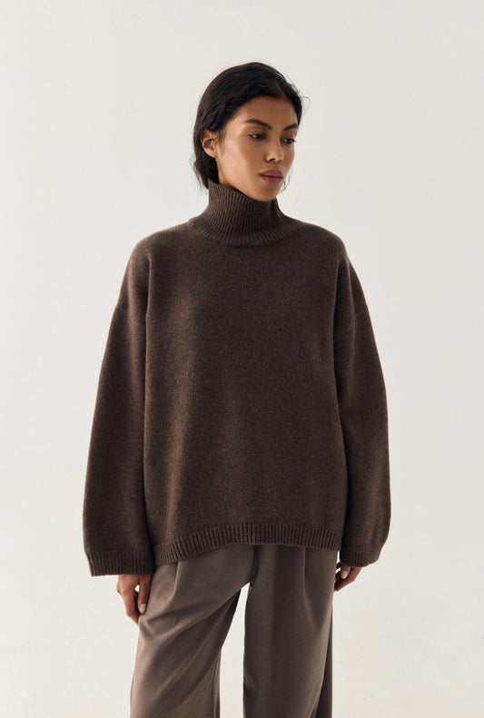 Коричневий светр з високим горлом із мериносової вовни та кашеміру